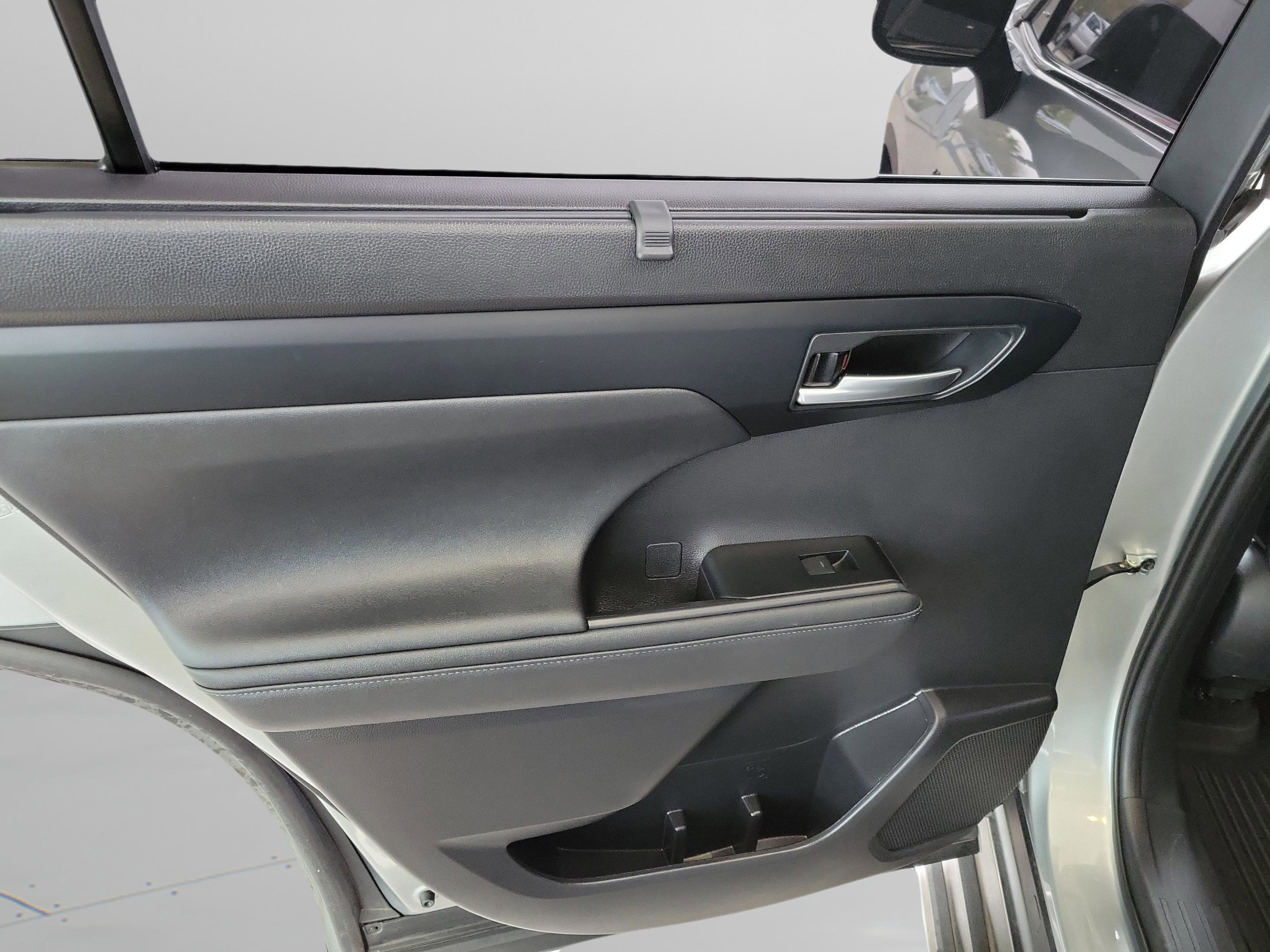 Used 2023 Toyota Highlander XLE image 27