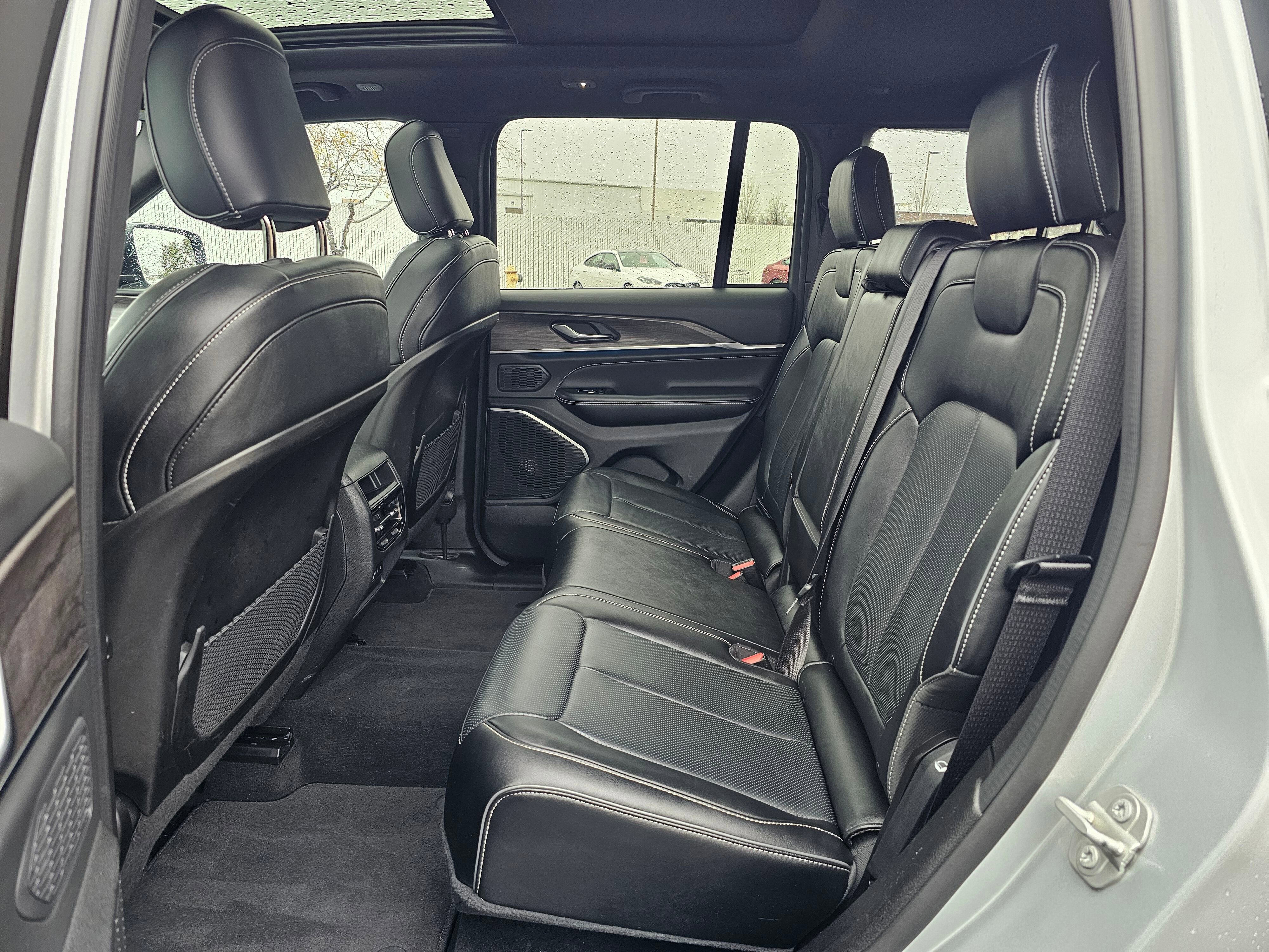 Used 2024 Jeep Grand Cherokee Overland image 12