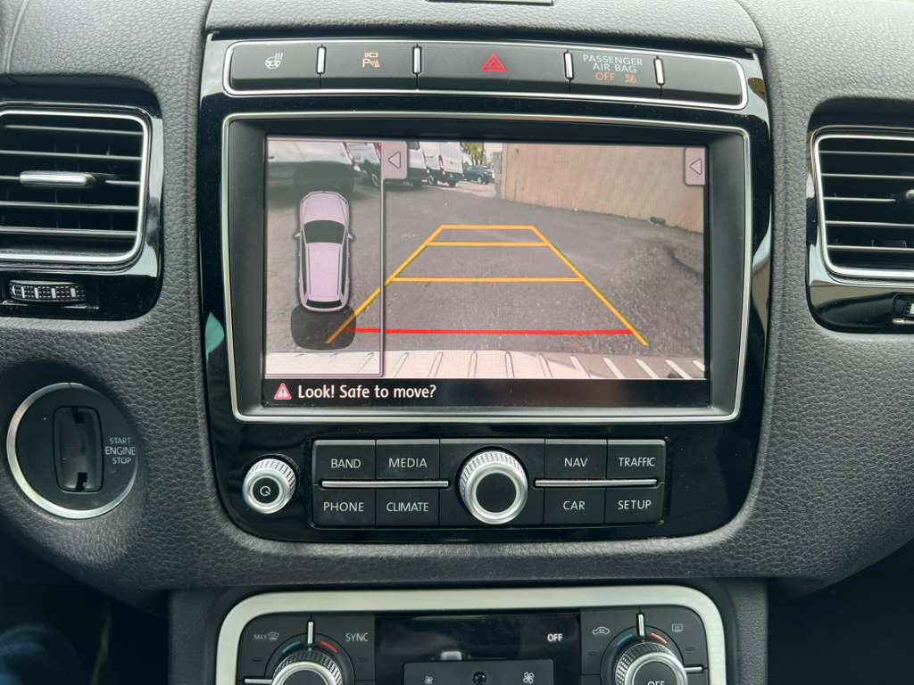 Used 2017 Volkswagen Touareg Wolfsburg Edition image 40