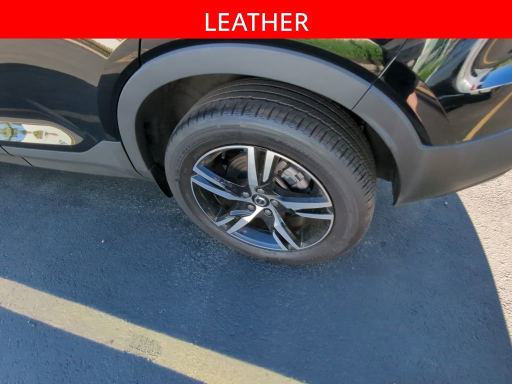 Used 2023 Volvo XC40 B5 Plus image 5