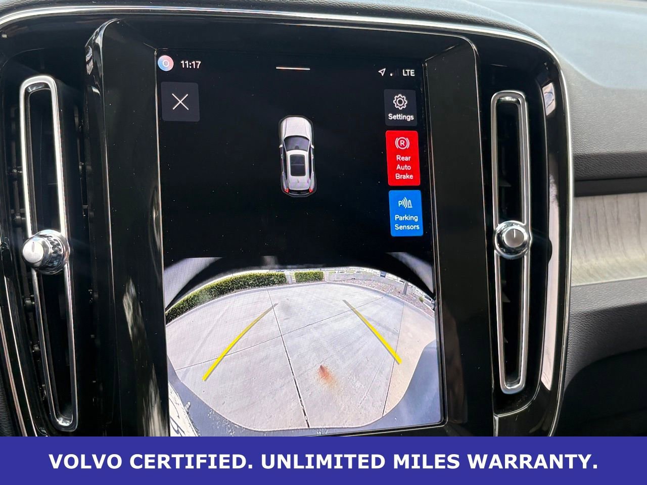 Certified 2025 Volvo XC40 B5 Core image 24