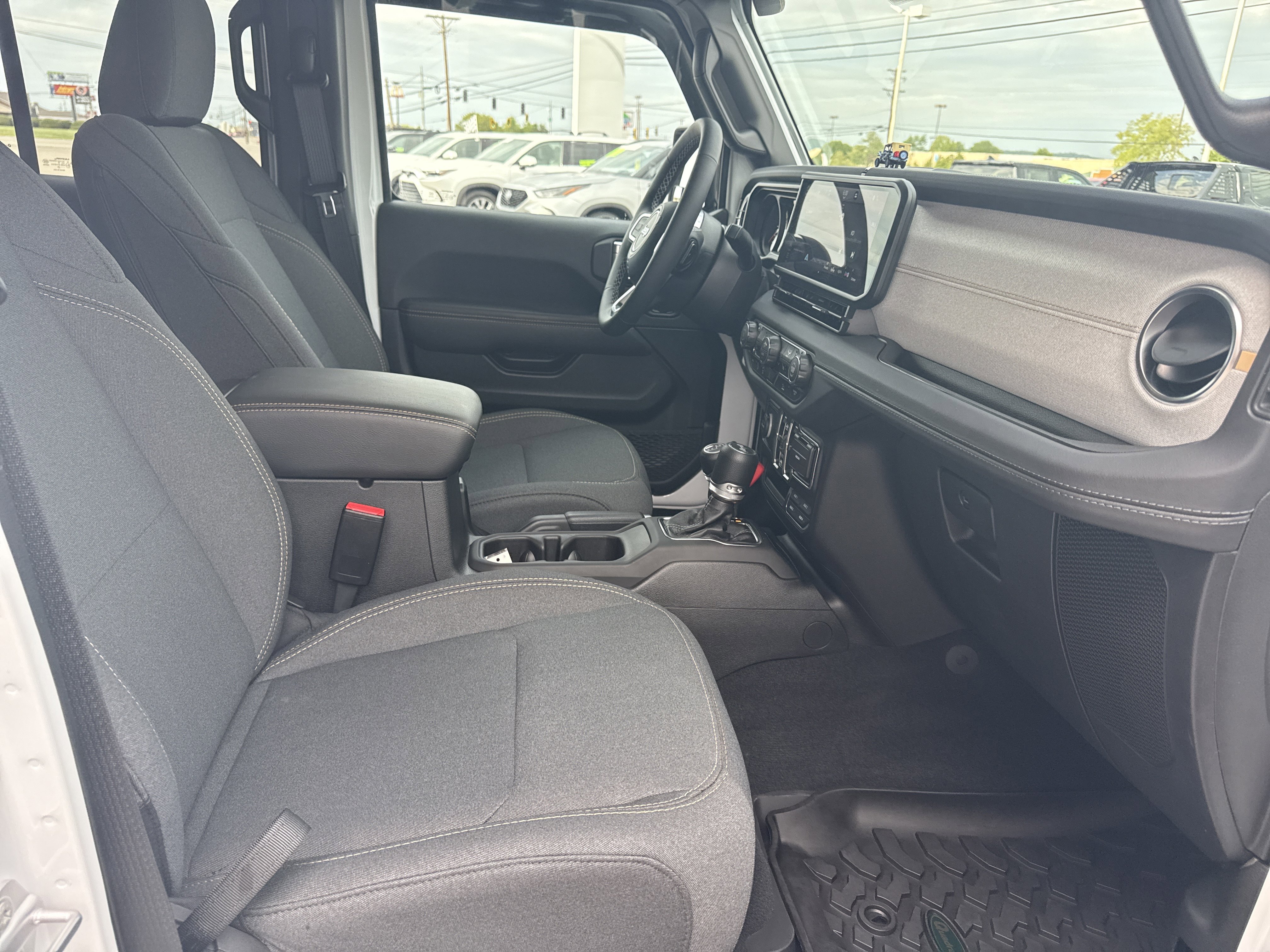 Used 2025 Jeep Wrangler Unlimited Sahara AWD/4WD image 15