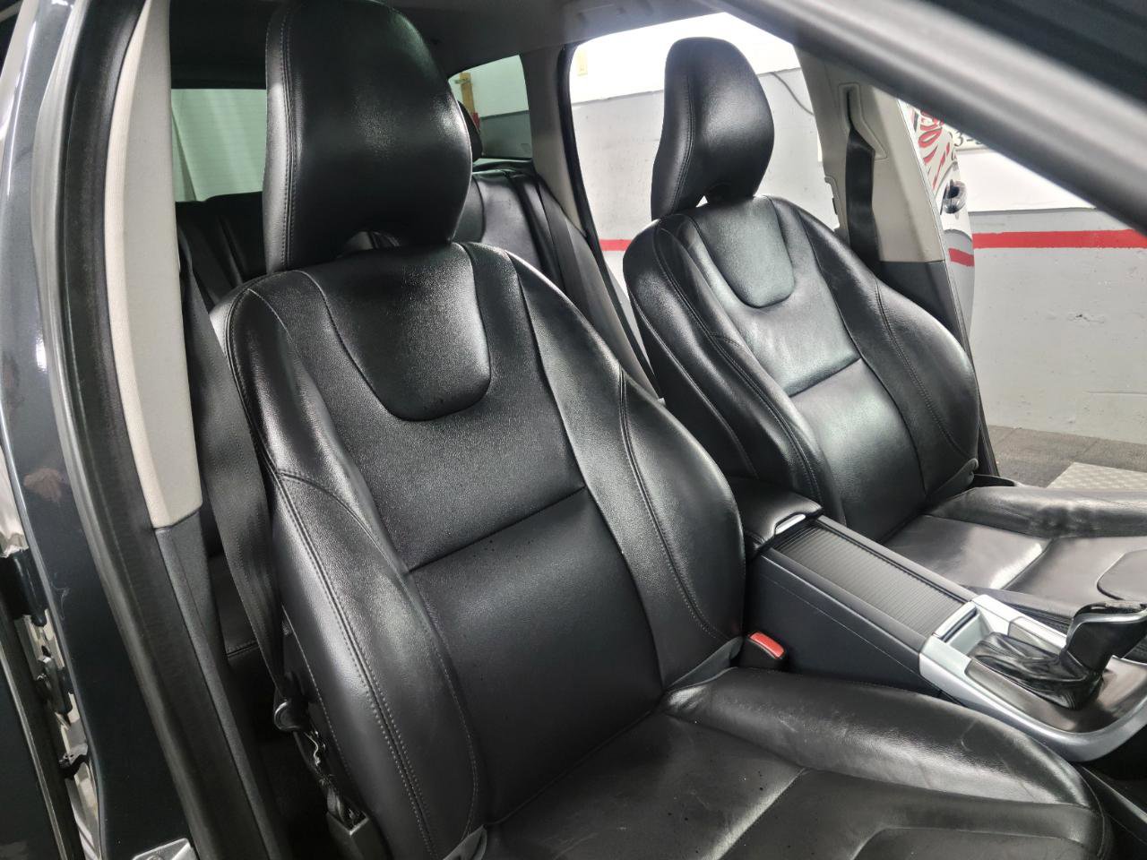 Used 2015 Volvo XC60 T6 w/ Proximity Package image 13