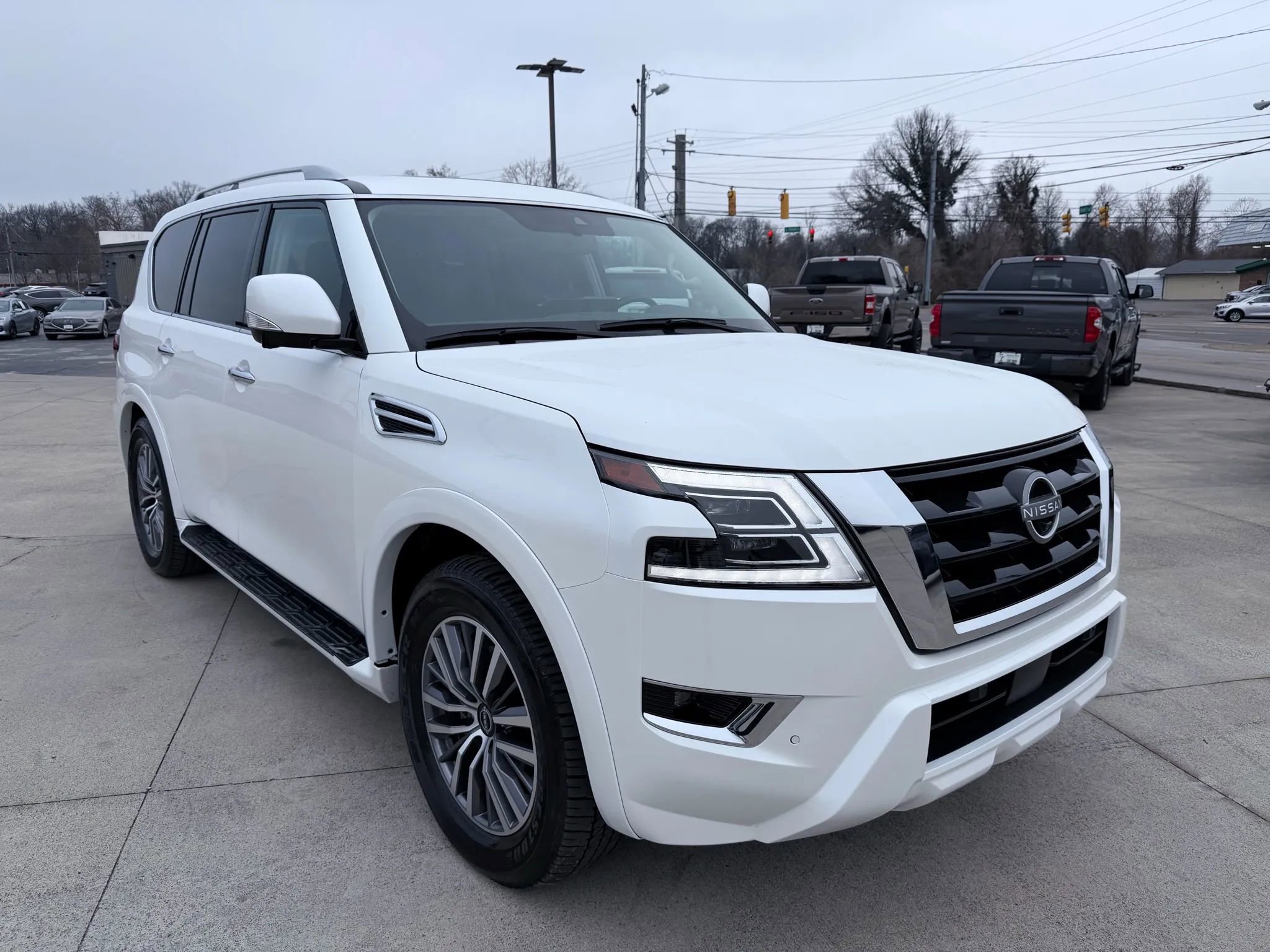 Used 2024 Nissan Armada SL w/ Captain's Chairs Package image 7