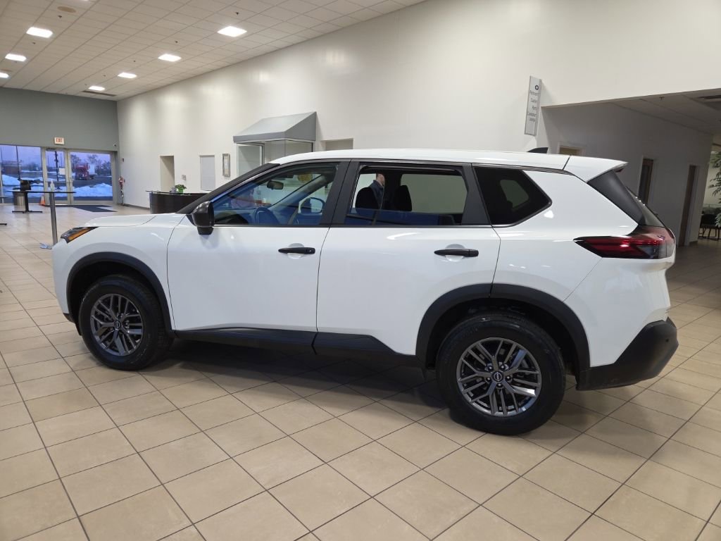 Used 2023 Nissan Rogue S image 9