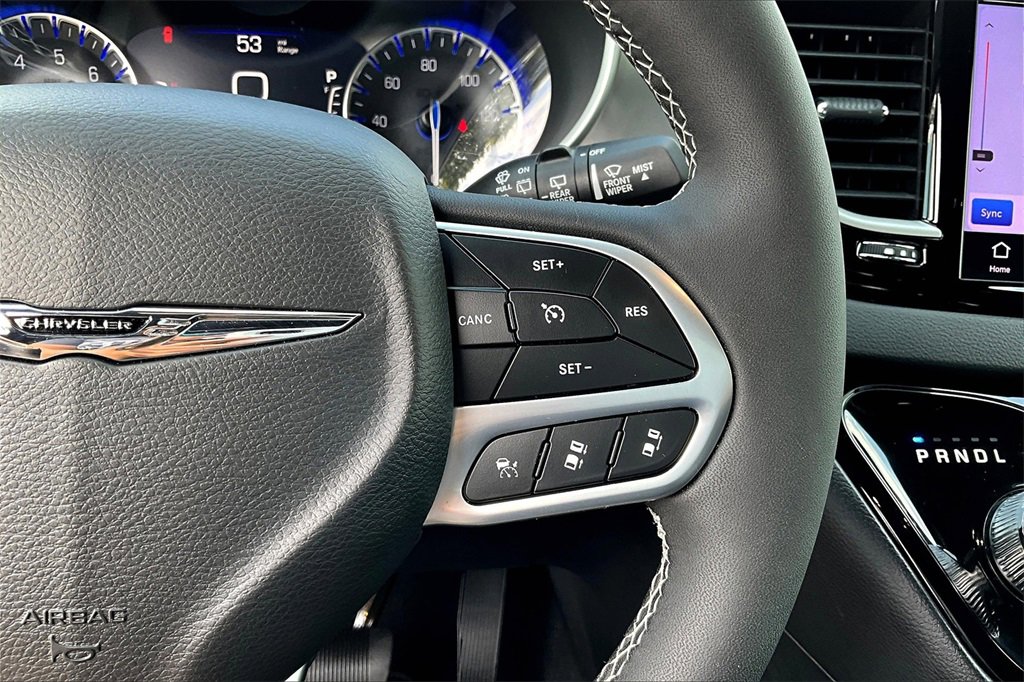 Used 2025 Chrysler Pacifica Select image 19