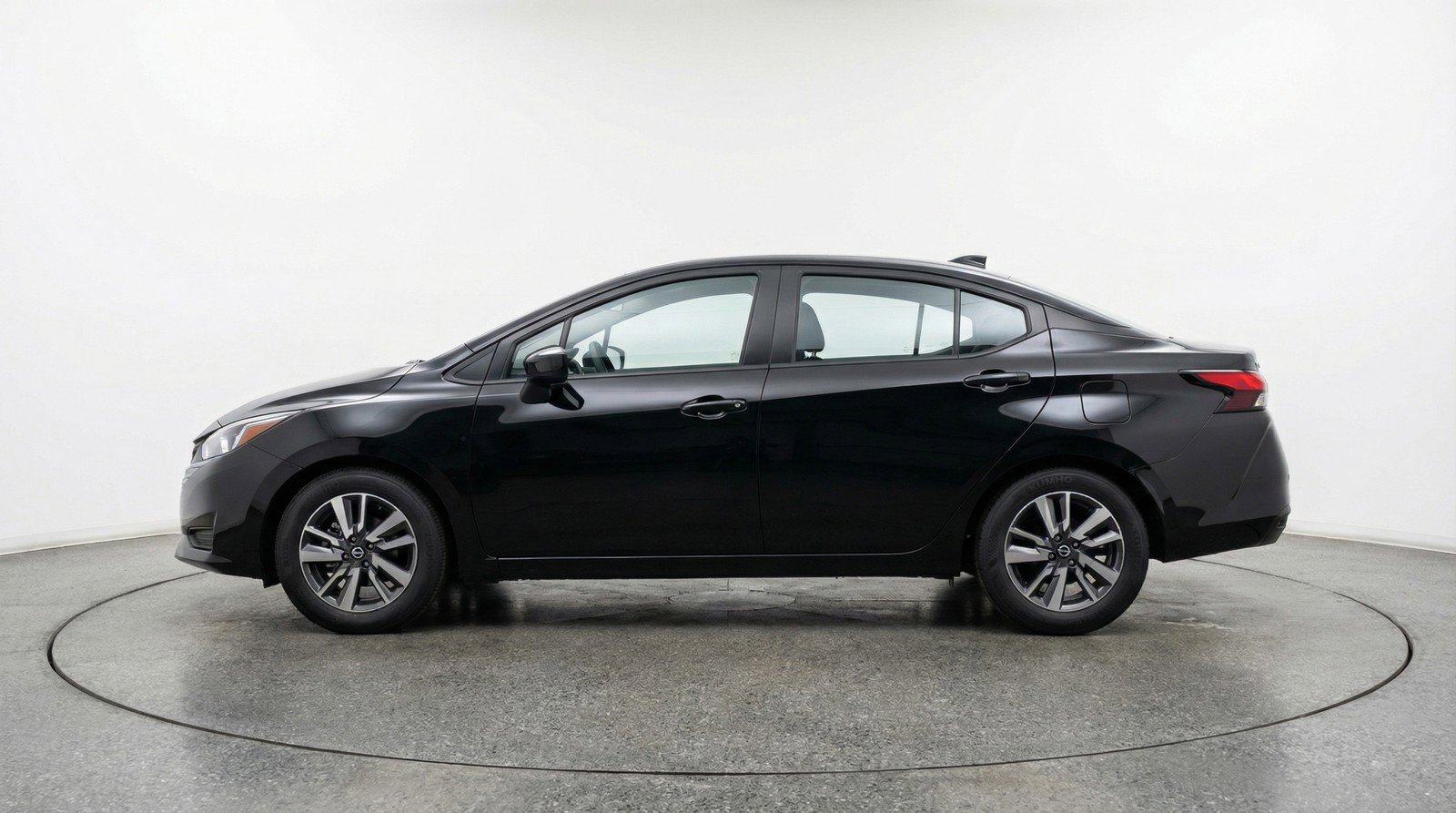 Used 2025 Nissan Versa SV image 5