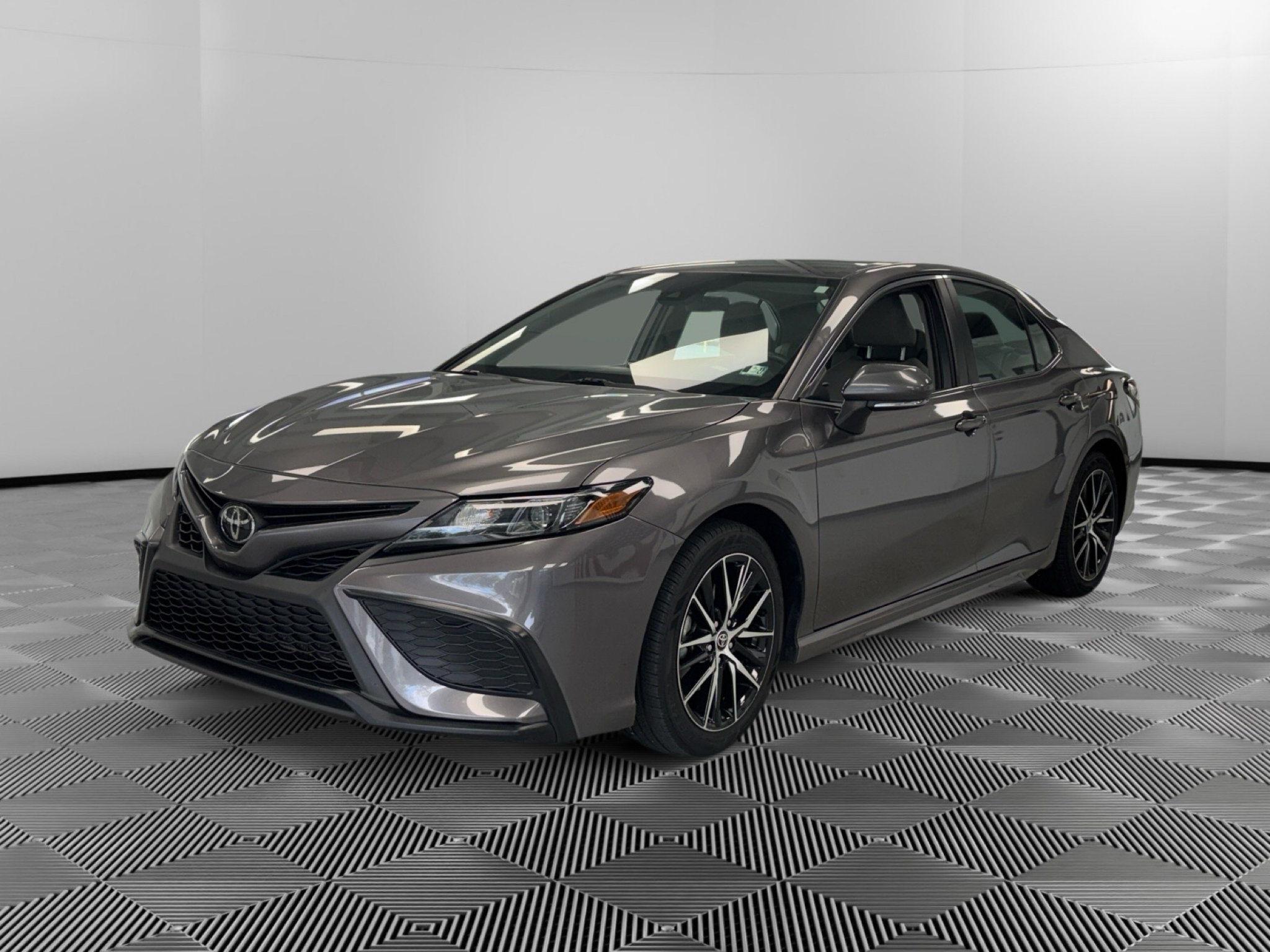 Used 2023 Toyota Camry SE FWD image 4