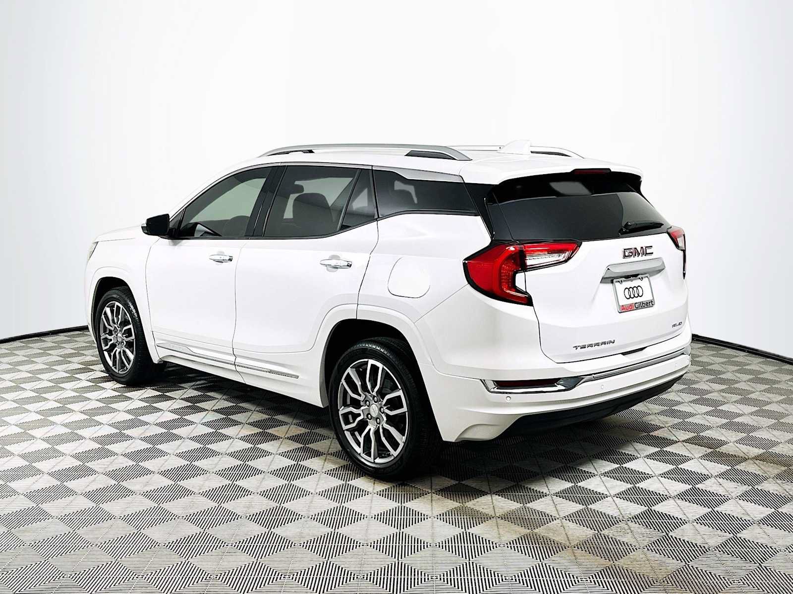 Used 2024 GMC Terrain Denali w/ Denali Premium Package AWD/4WD image 5