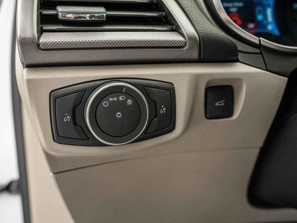 Used 2018 Ford Fusion SE image 18