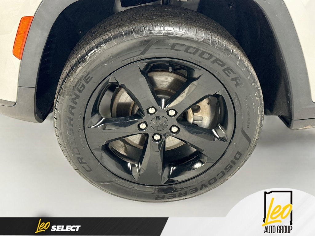 Used 2023 Jeep Grand Cherokee L Laredo AWD/4WD image 34