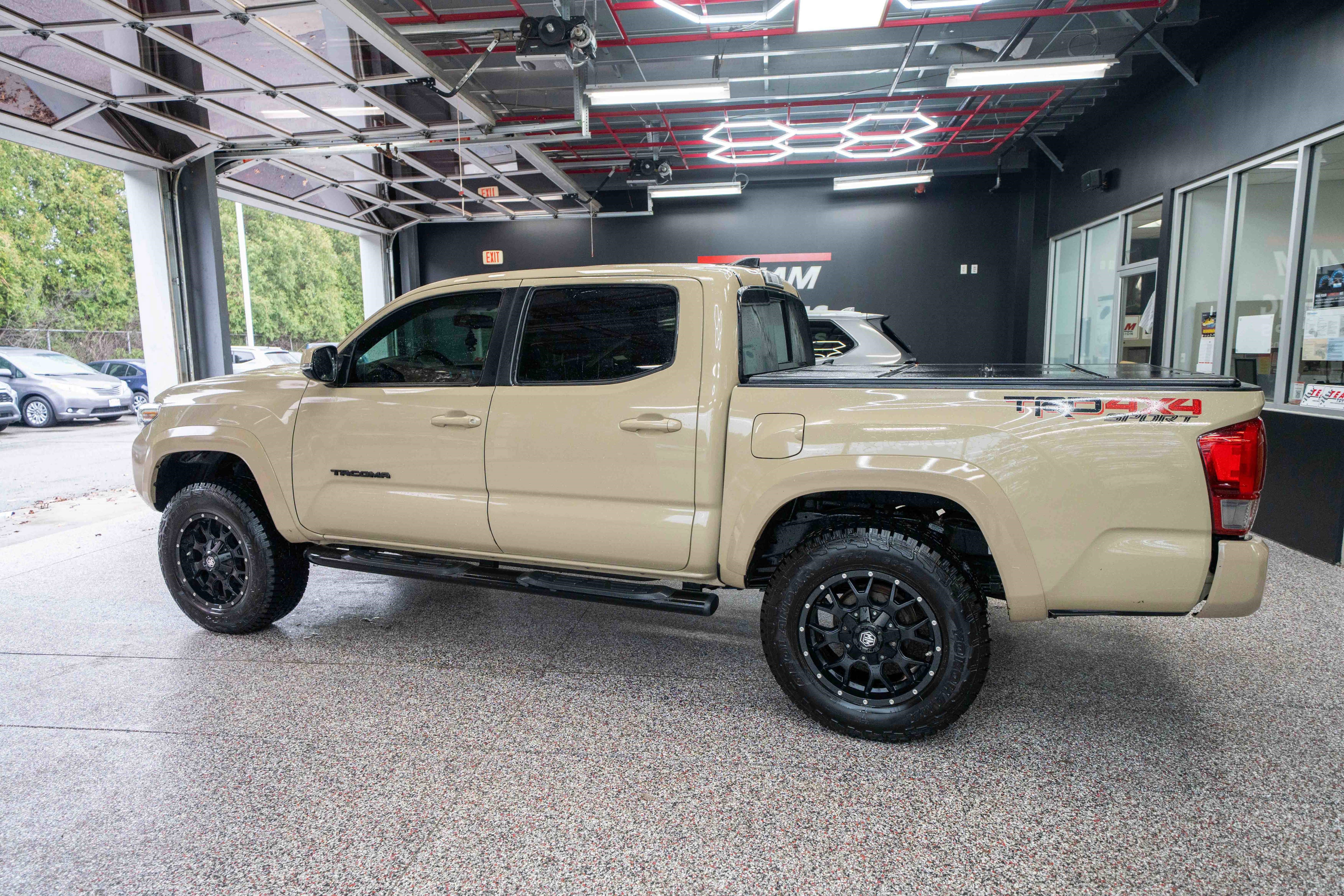Used 2017 Toyota Tacoma TRD Sport w/ Tow Package (A/T) image 2