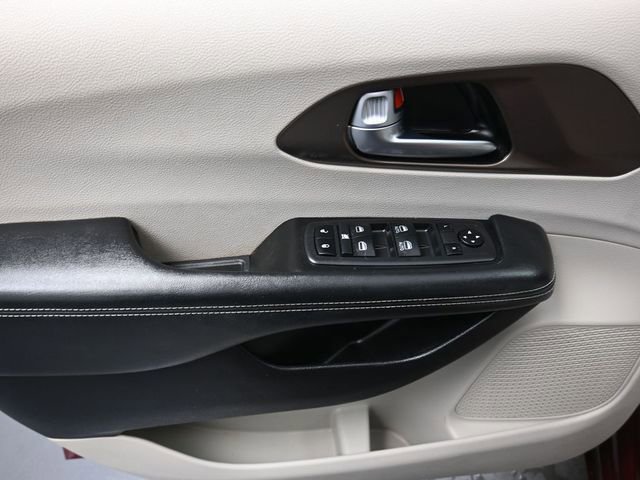 Used 2021 Chrysler Voyager Lxi image 13