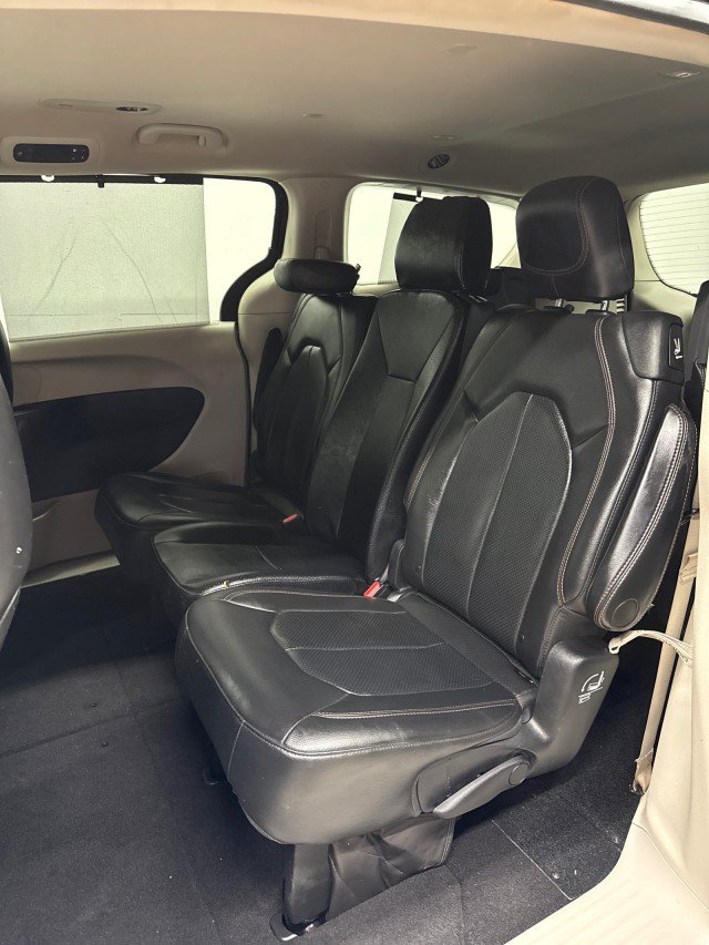 Used 2020 Chrysler Pacifica Touring-L FWD image 39
