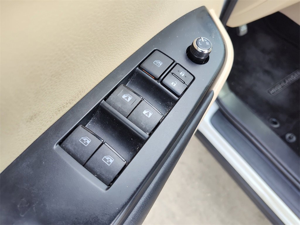 Used 2019 Toyota Highlander SE image 22