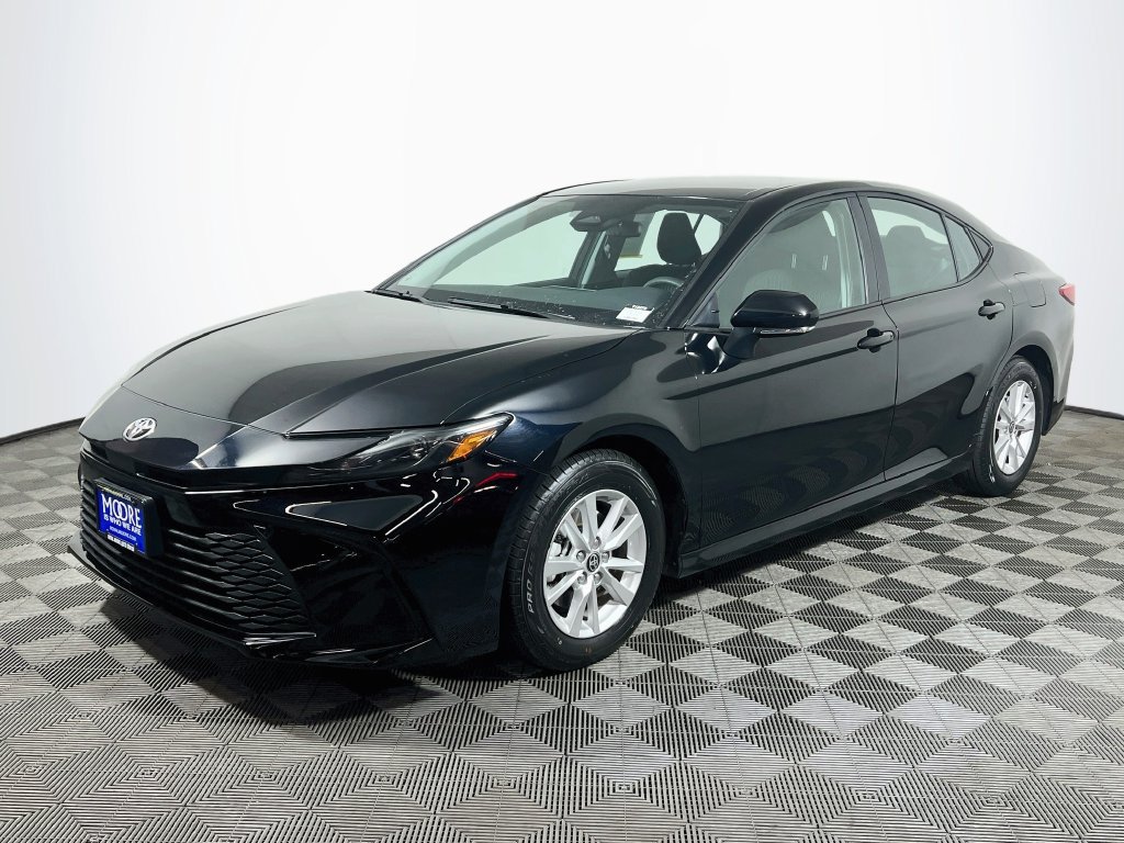 Used 2025 Toyota Camry LE FWD image 3