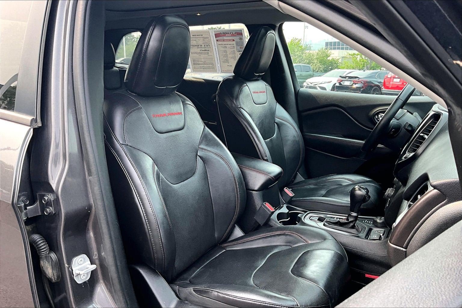 Used 2019 Jeep Cherokee Trailhawk AWD/4WD image 7