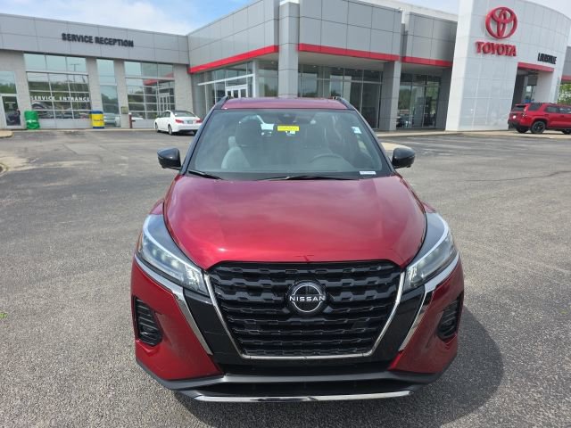 Used 2023 Nissan Kicks SR w/ SR Premium Package FWD image 2