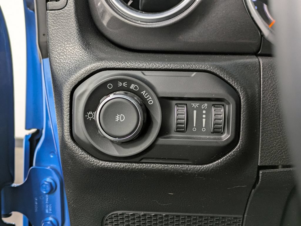 Used 2022 Jeep Wrangler Unlimited Sahara AWD/4WD image 22