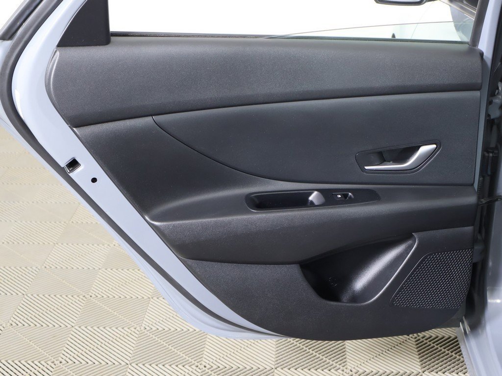 Used 2021 Hyundai Elantra SE image 23