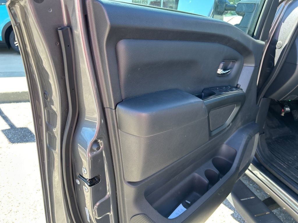 Used 2024 Nissan Titan SV w/ SV Convenience Package image 4