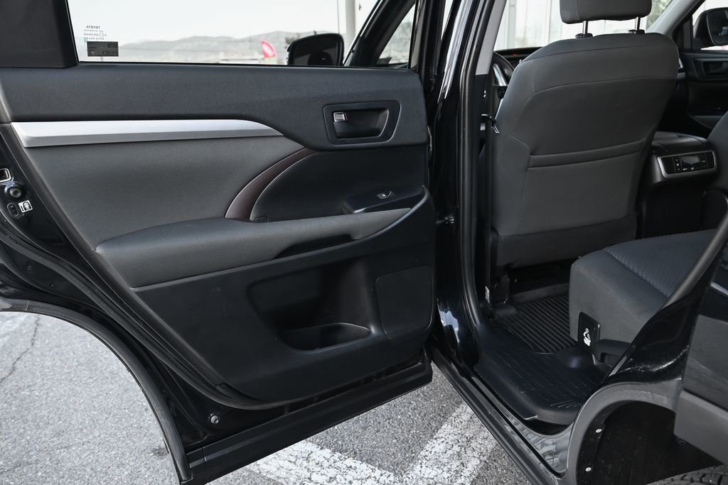 Used 2019 Toyota Highlander LE FWD image 37