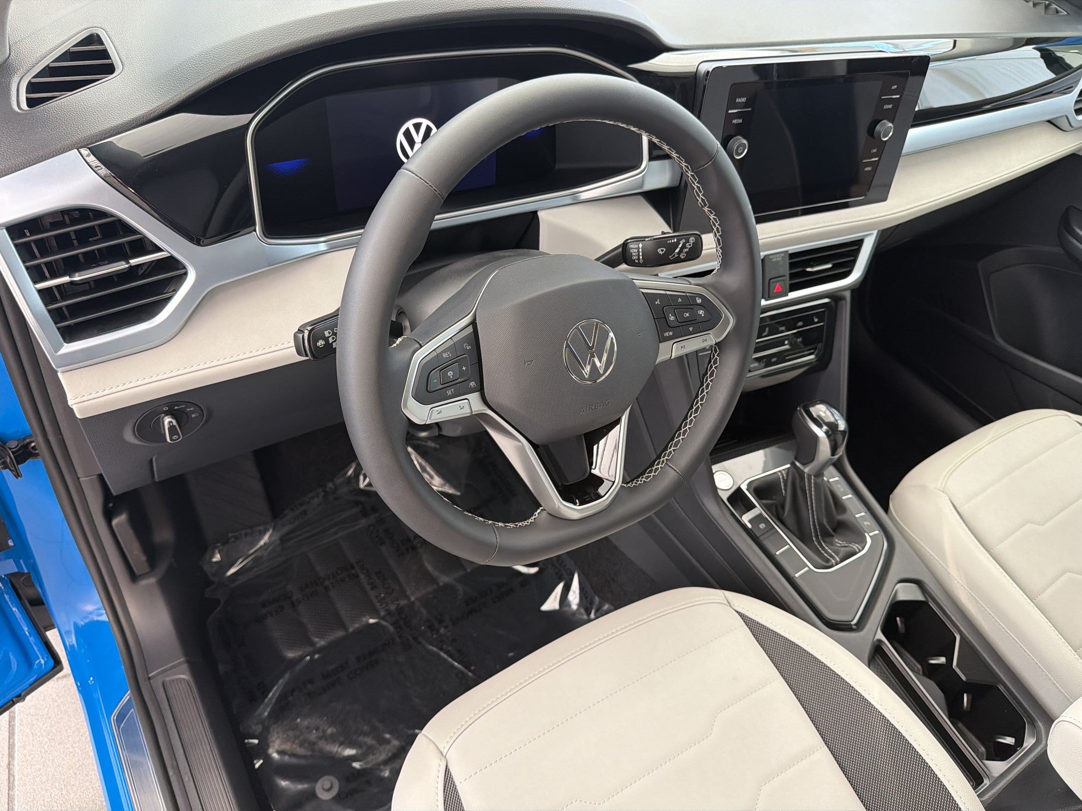 New 2026 Volkswagen Taos SE FWD image 4