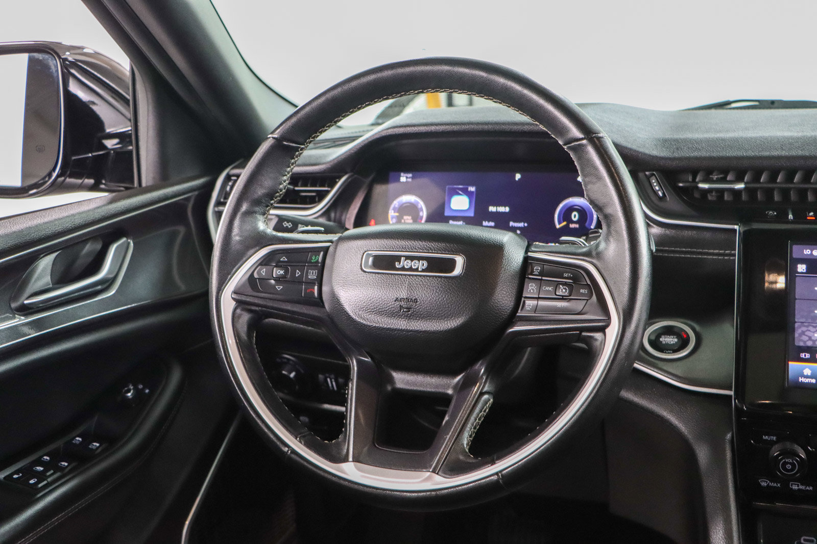 Used 2022 Jeep Grand Cherokee Altitude image 12