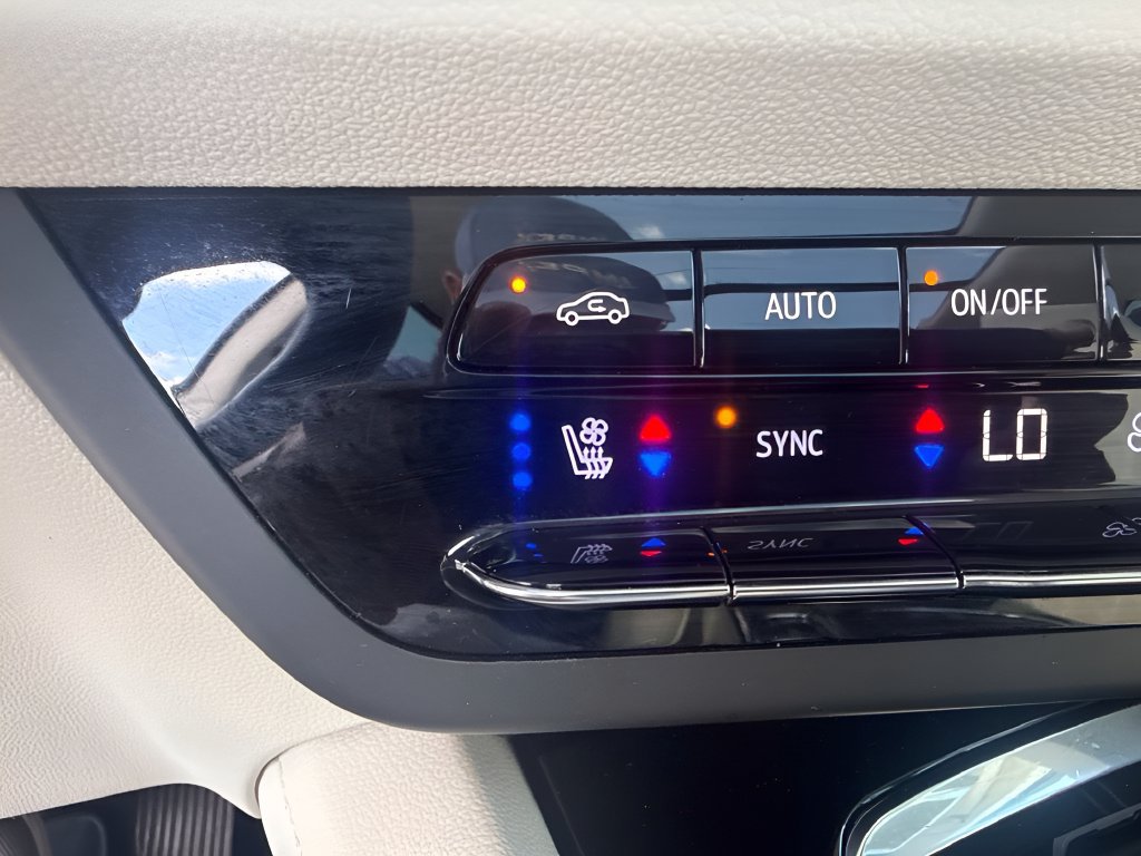 Used 2022 Buick Envision Avenir w/ Technology Package II FWD image 19