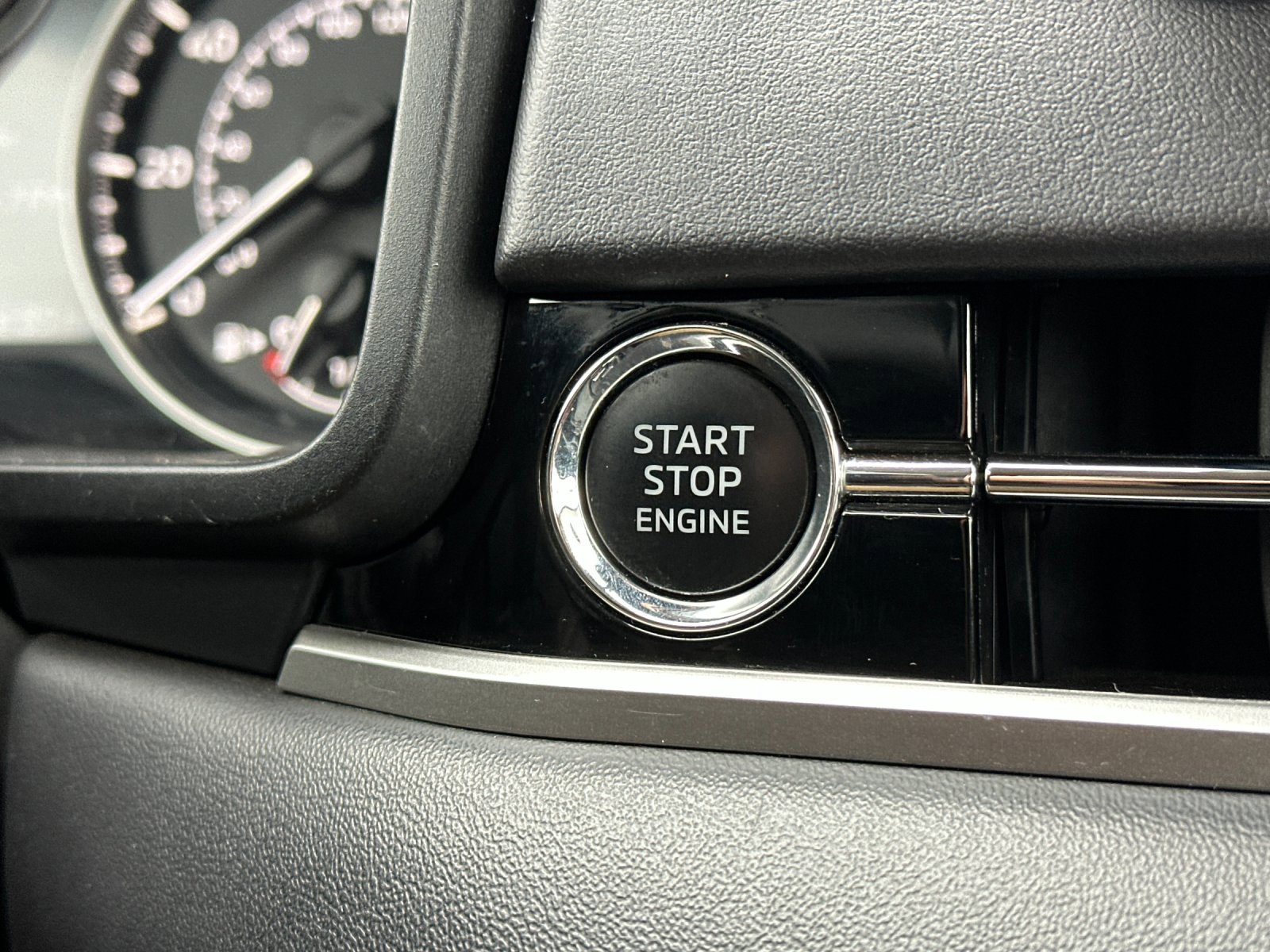 Used 2024 Mitsubishi Outlander SE Black Edition image 23