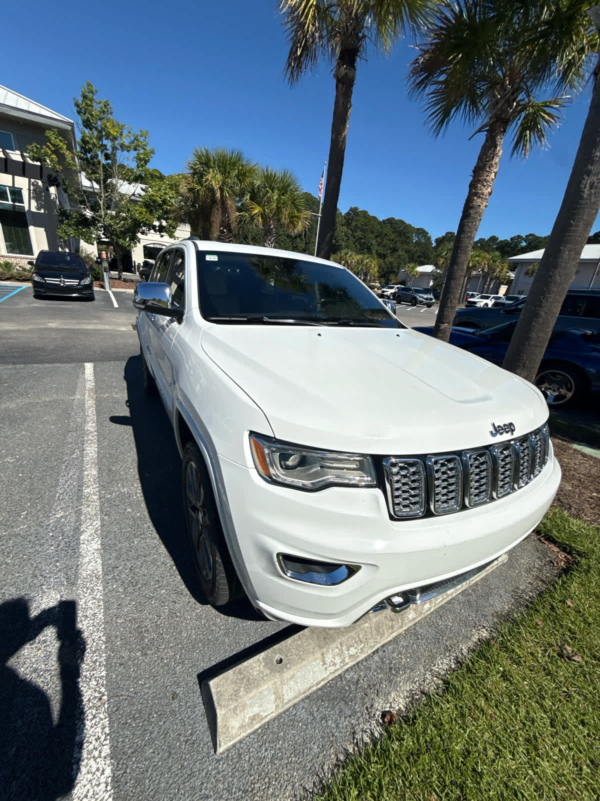 Used 2018 Jeep Grand Cherokee Overland AWD/4WD image 2