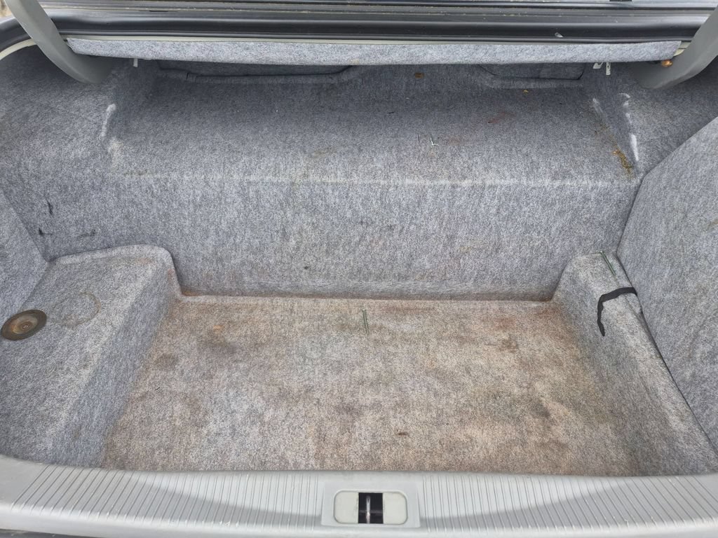 Used 2003 Lincoln Town Car Executive RWD image 25