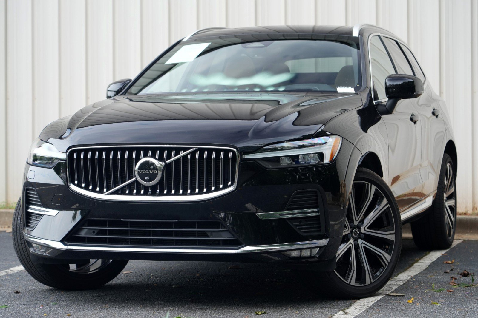 Used 2023 Volvo XC60 B5 Ultimate w/ Climate Package FWD image 3