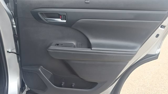Used 2022 Toyota Highlander XLE FWD image 12