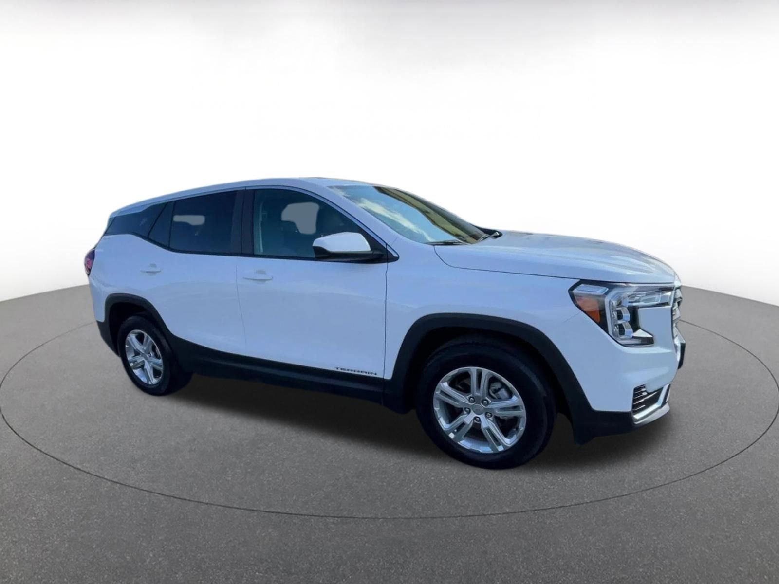 Used 2024 GMC Terrain SLE FWD image 2