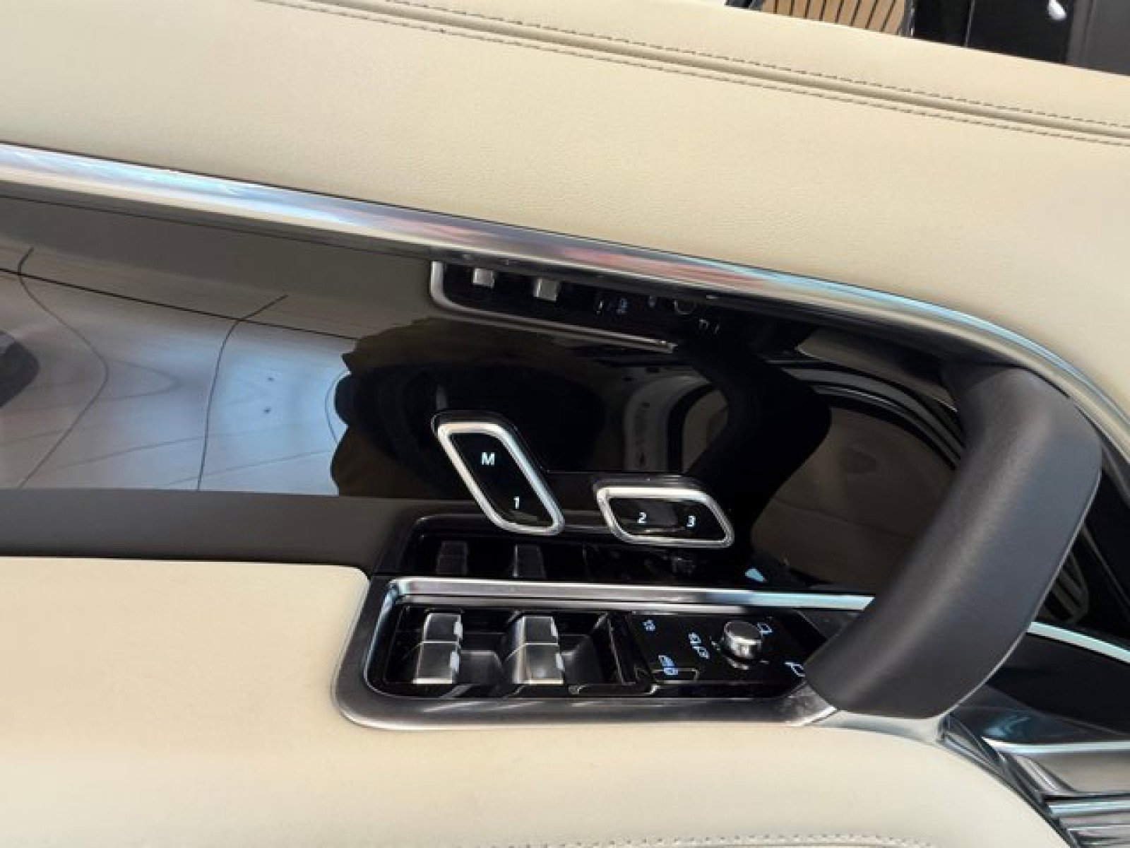 New 2026 Land Rover Range Rover Autobiography AWD/4WD image 11