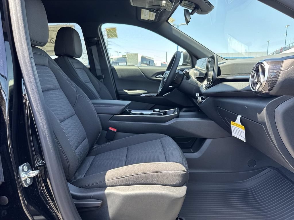New 2027 Chevrolet Equinox LT w/ LPO, Floor Liner Package FWD image 32