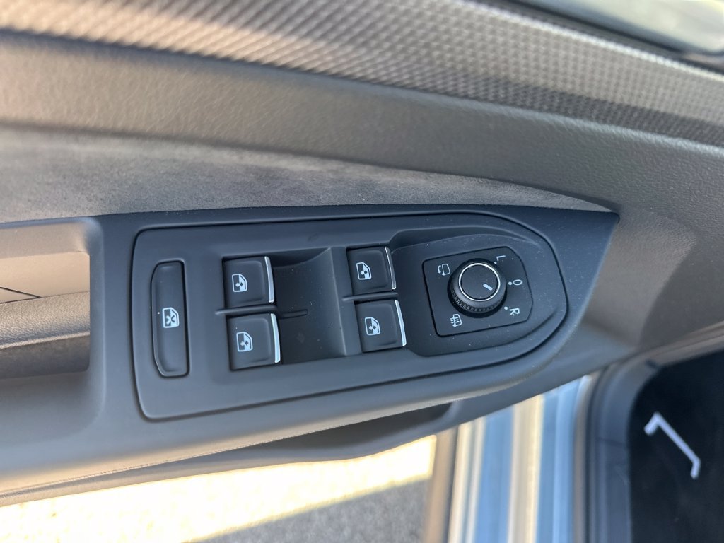 Used 2025 Volkswagen GTI SE FWD image 43
