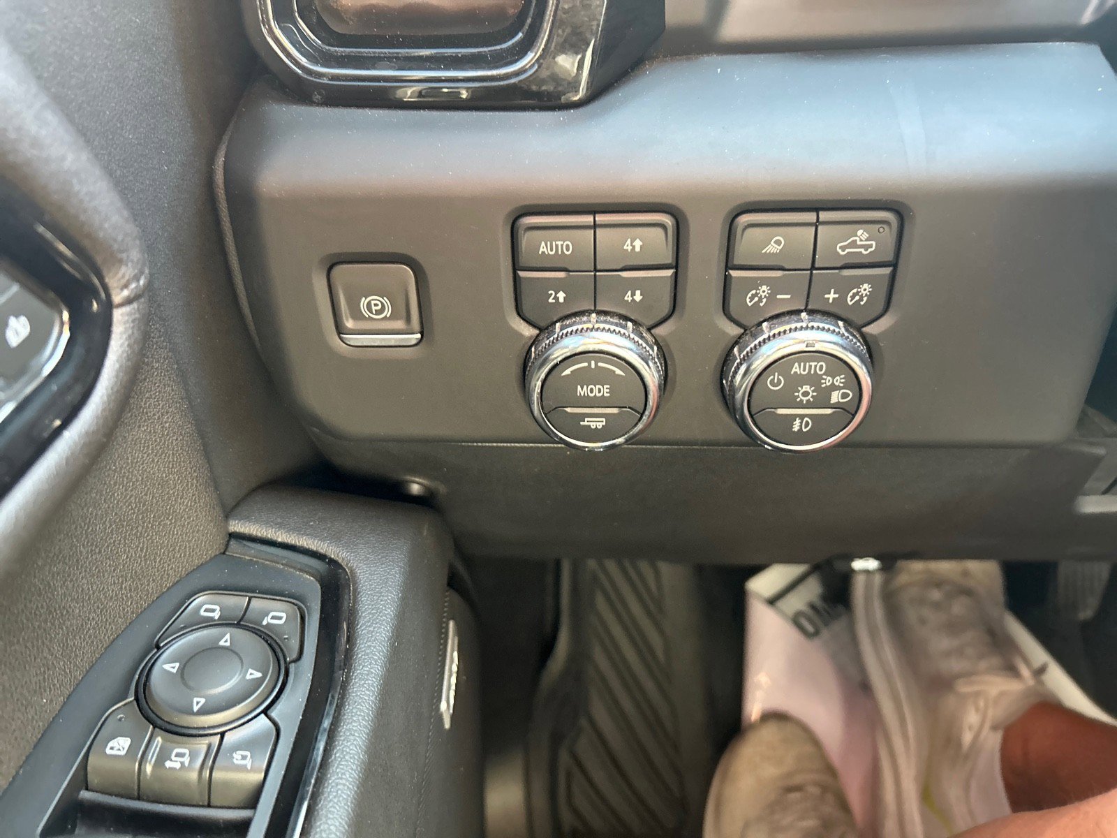 Used 2024 GMC Sierra 2500 AT4 w/ AT4 Premium Plus Package AWD/4WD image 13