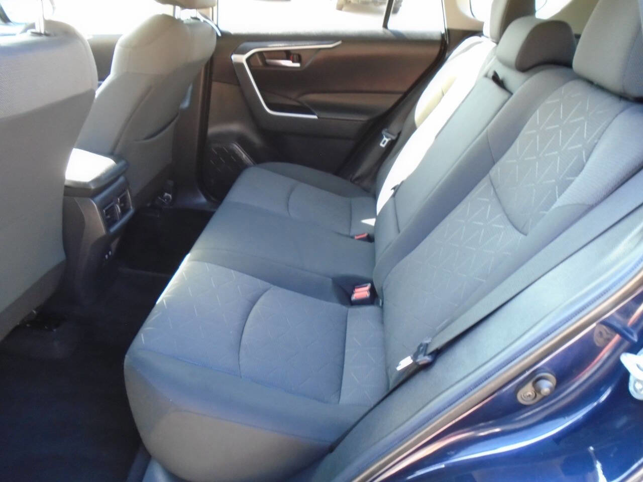 Used 2021 Toyota RAV4 XLE FWD image 10