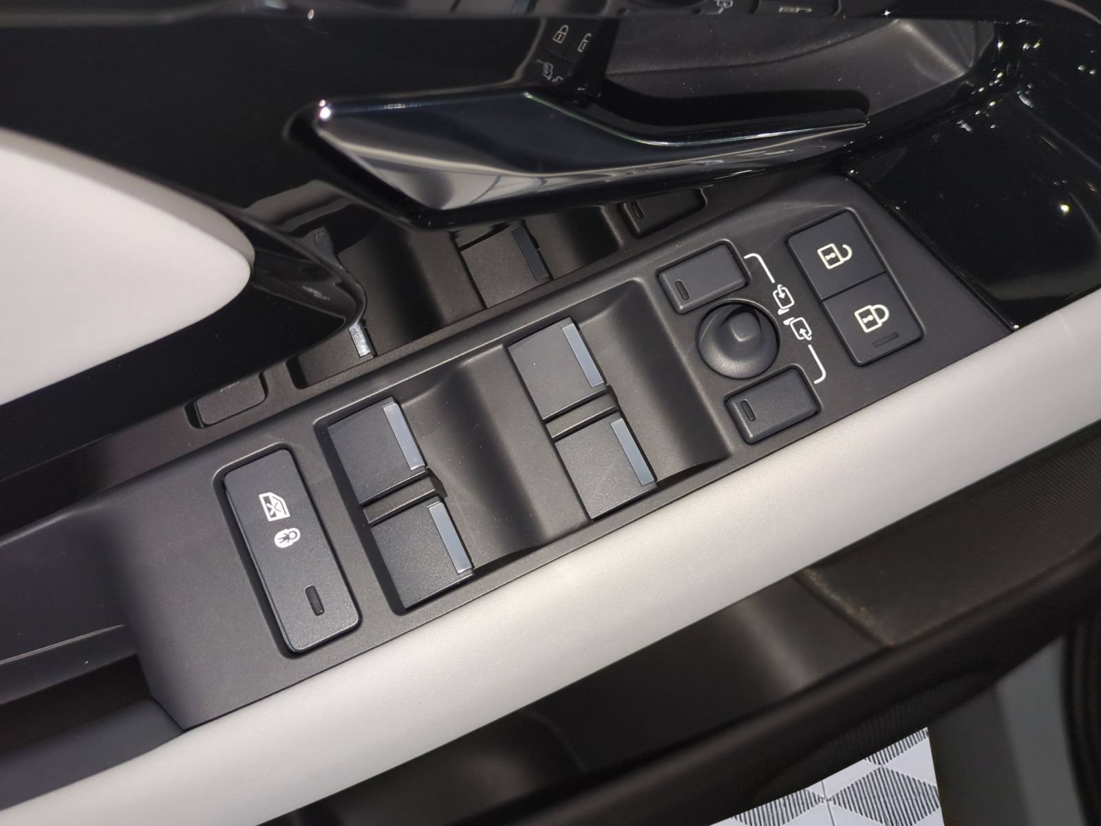 New 2026 Land Rover Range Rover Evoque S AWD/4WD image 12