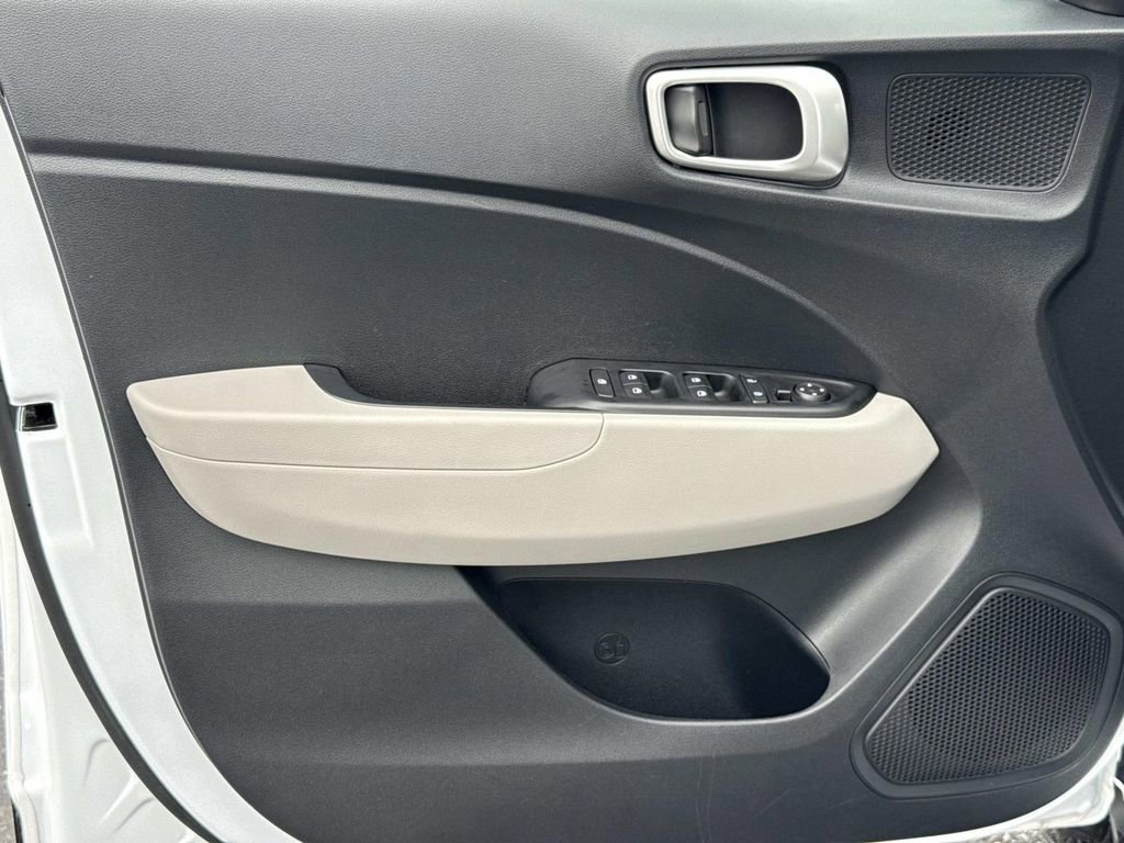 Used 2025 Hyundai Venue SEL FWD image 18