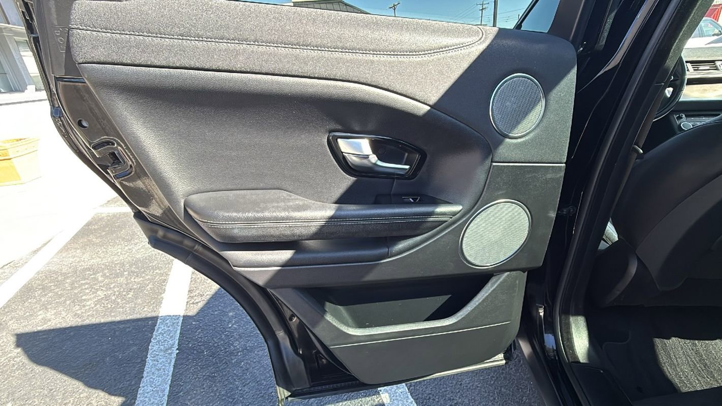 Used 2019 Land Rover Range Rover Evoque SE Premium image 11