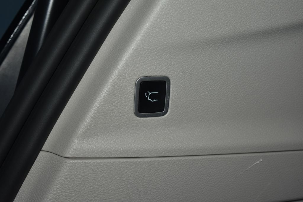 Used 2023 Chrysler Voyager LX FWD image 30