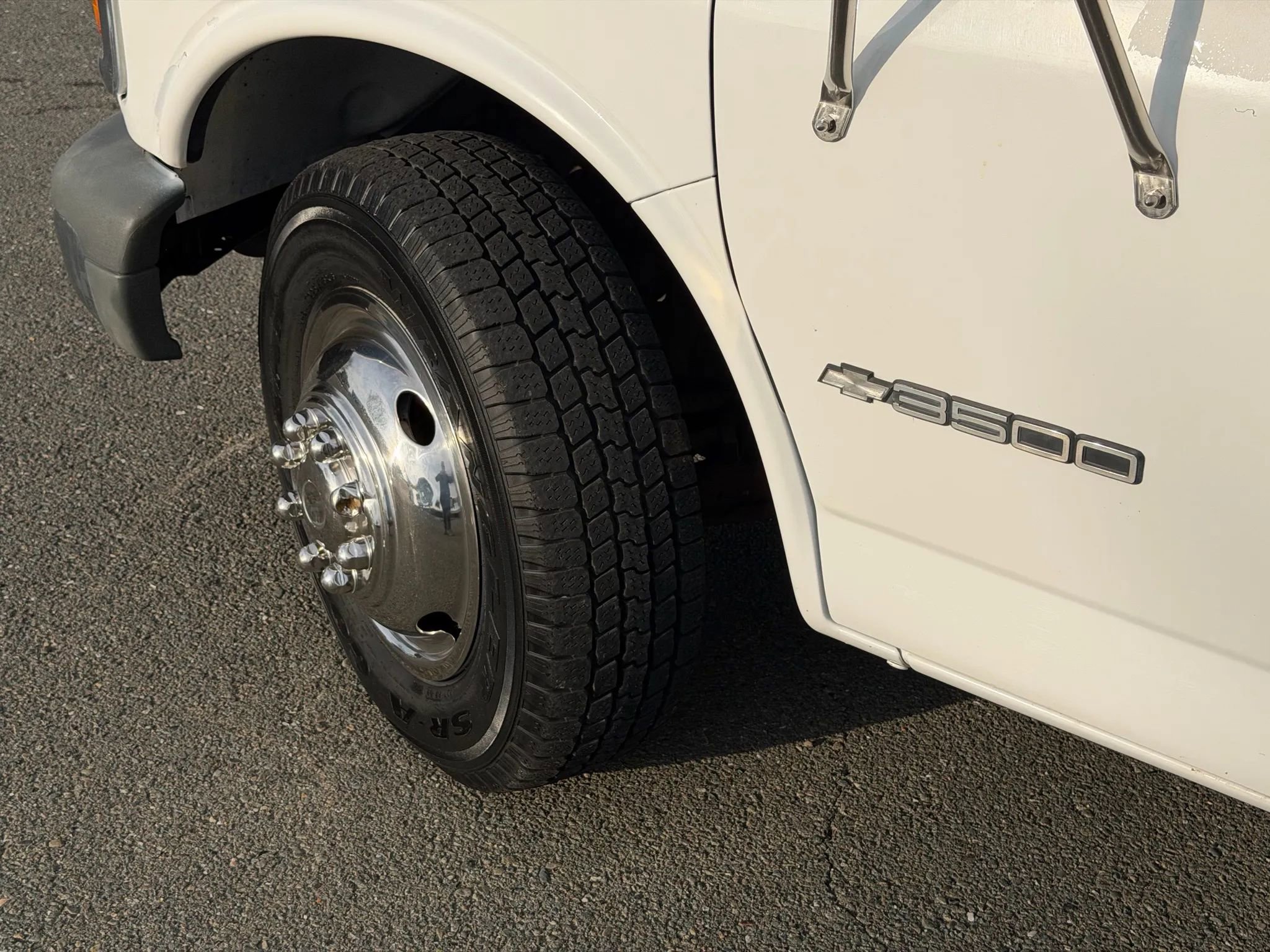 Used 2002 Chevrolet Express 3500 w/ Appearance Pkg image 4