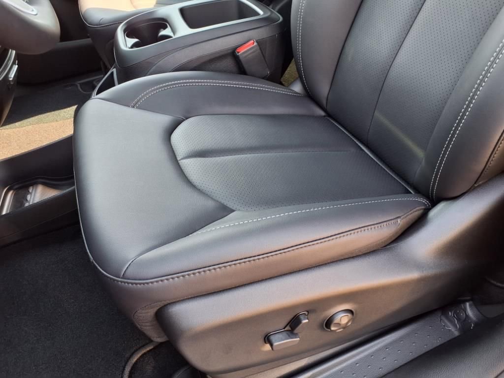 New 2026 Chrysler Pacifica Select image 16