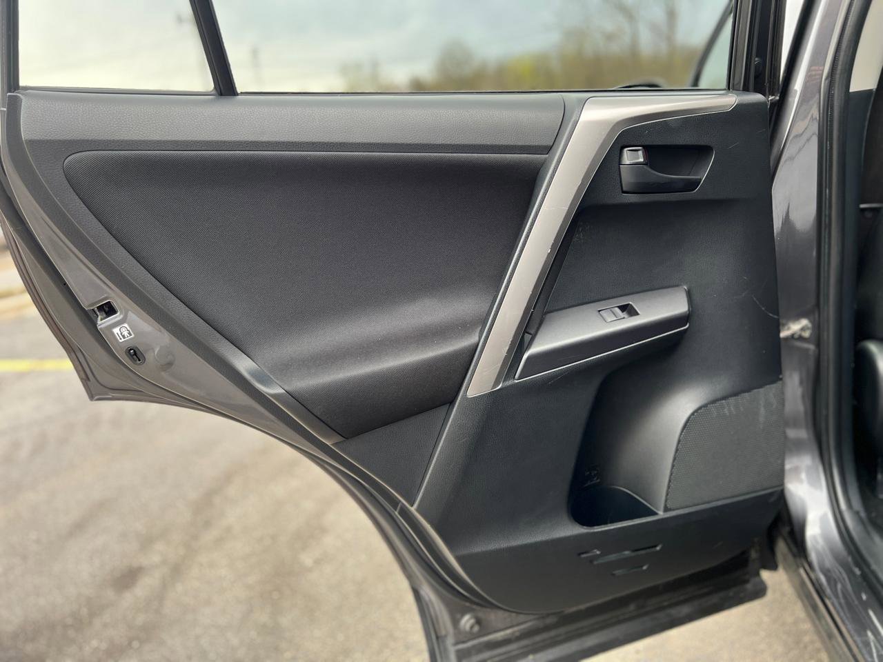 Used 2016 Toyota RAV4 LE AWD/4WD image 30