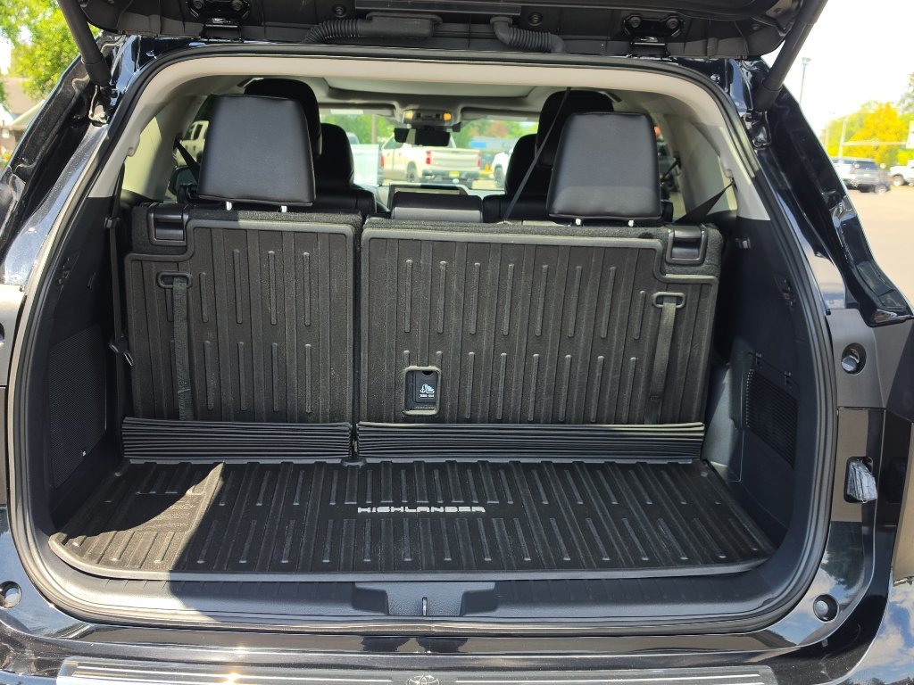 Certified 2024 Toyota Highlander Platinum AWD/4WD image 9