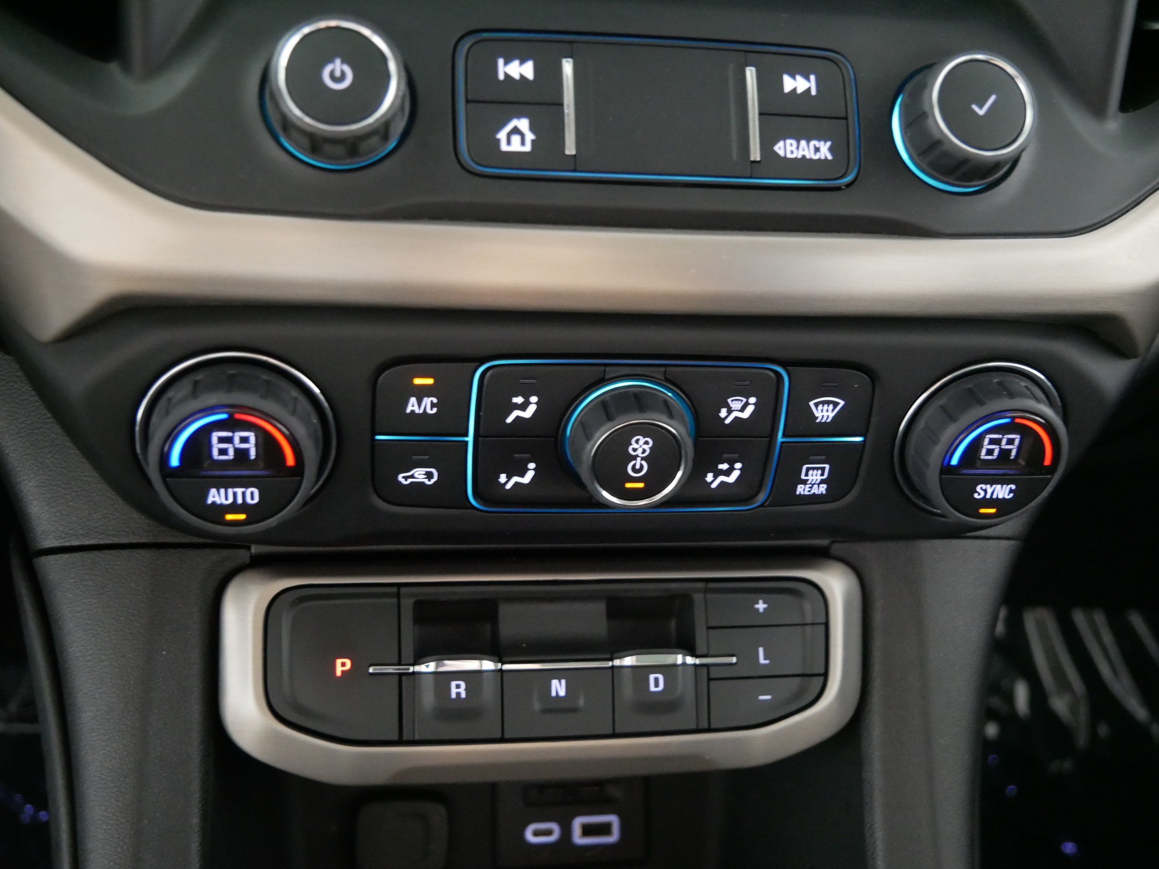 Certified 2022 GMC Acadia Denali w/ Denali Ultimate Package AWD/4WD image 23