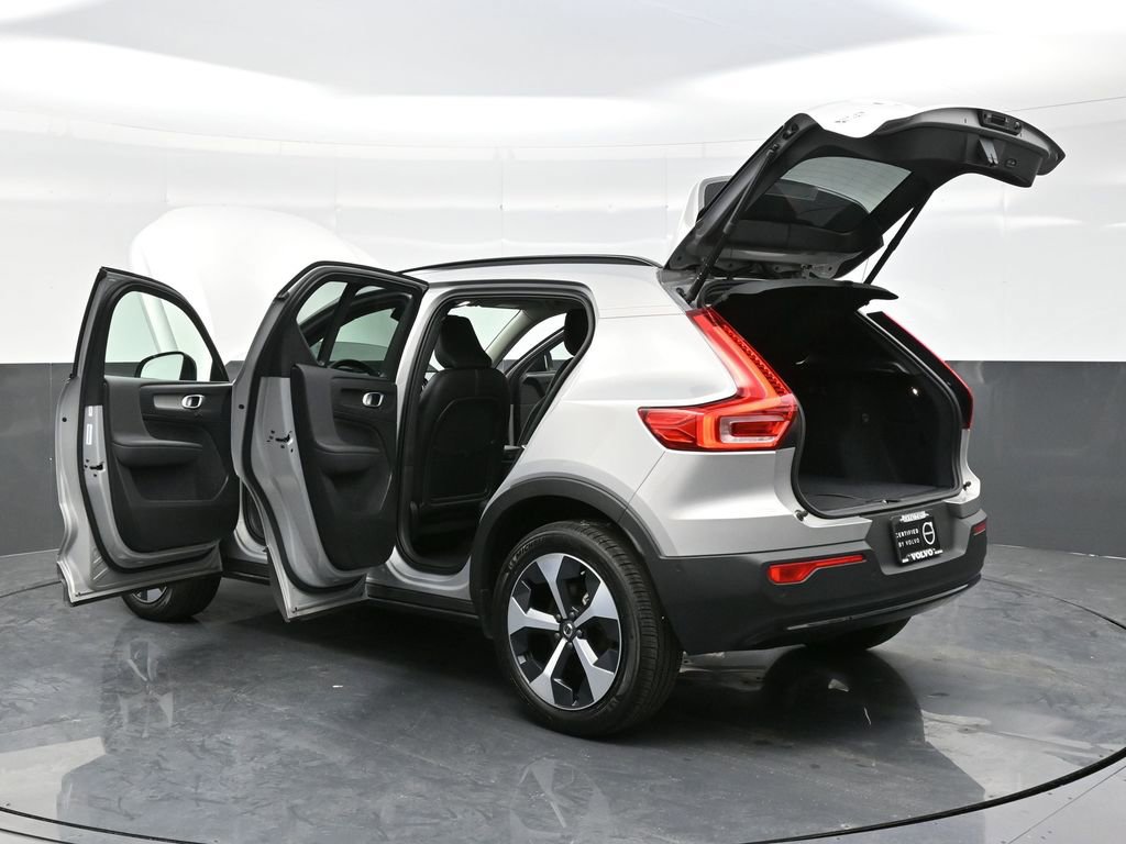 Used 2024 Volvo XC40 B5 Plus image 32